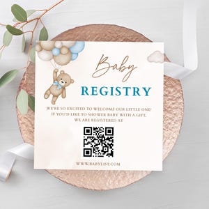 Puede incluir: Una tarjeta de registro de bebé con las palabras "Baby Registry" en marrón y verde azulado. Una ilustración de oso de peluche sostiene globos. La tarjeta incluye el texto "¡Estamos muy emocionados de dar la bienvenida a nuestro pequeño!" y un código QR.