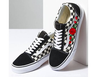 vans avec des roses rouges