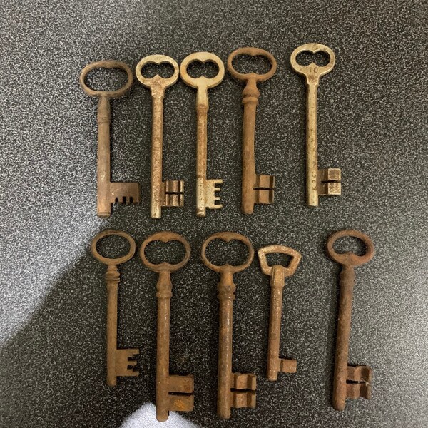 Set of 10 lovely antique skeleton keys "set08"