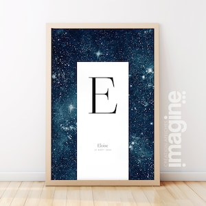 Póster con motivo de noche estrellada con letra inicial, nombre, fecha de nacimiento, personalizado como regalo original para nacimiento o bautizo de bebé o niño.