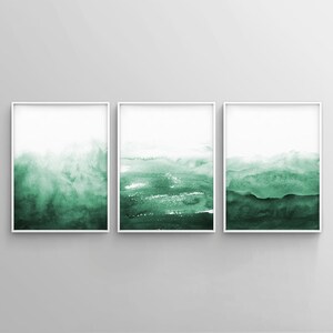 Puede incluir: Tres pinturas de acuarela enmarcadas con un efecto degradado de verde. Las pinturas est&aacute;n en marcos blancos y est&aacute;n dispuestas en una fila.