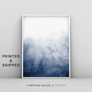 Op de afbeelding: Een blauwe aquarelprint in een wit frame. De print heeft een verloop van blauwe tinten, van licht naar donker. De print is getiteld "Neptune Gicl&eacute;e" en is verkrijgbaar op Etsy.