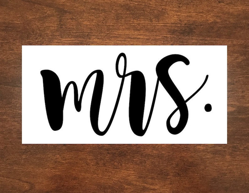 Pu&ograve; includere: Sfondo bianco con scritta in corsivo nero "mrs."