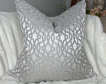 Funda de cojín con diseño geométrico, funda de almohada de lujo, funda de cojín de diseño para sofá o cama, funda de cojín plateada, Prestigious Textiles KARMA