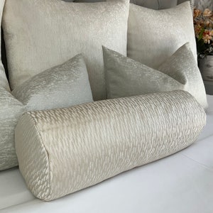 Astrid Nackenrolle - CREAM 100% Entenfeder Kissen / 16 ”x 6” Ashley Wilde Designer Stoff, Weltweiter Versand