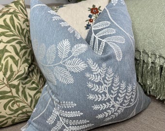 Federa per cuscino ricamata blu: Clarke and Clarke Audette Denim