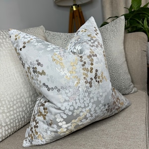 Blumen Kissenbezug - Dekorativer Kissenbezug, Blumenmuster Silber / Gold Design, doppelseitig, Sofa- und Bettkissen, Designerstoff
