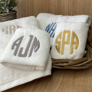Toalhas bordadas personalizadas, toalha de banho e toalha de mão com 3 letras iniciais de monograma / Presente perfeito! Envio para todo o mundo