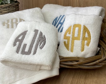 Gepersonaliseerde geborduurde handdoeken, badhanddoek - handdoek met 3 beginletters monogram / perfect cadeau! Wereldwijde verzending