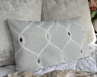 Ljusgrått kuddfodral 30x50 cm – Clarke and Clarke Opus-tyg – Naturbroderad detalj – Handgjort i Storbritannien – Neutral heminredning