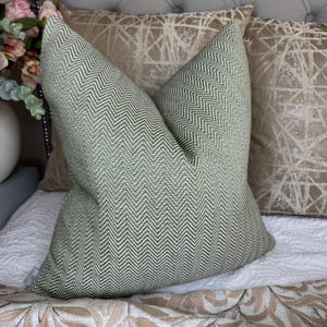 Housse de coussin verte à chevrons, housse de coussin, tissu vert John Lewis & Partners, haute qualité - Fabriqué au Royaume-Uni / Décoration de ferme