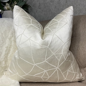 Ashley Wilde Fabric Atlas Elfenbein Kissen Kissenbezug 18 &quot;Designer Stoff Hochwertige Handarbeit Luxuriös Strukturiert Geometrische Form