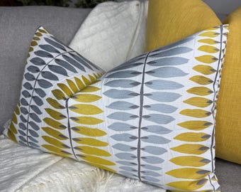 Housse de coussin à imprimé feuilles, housse de coussin lombaire 12 x 20 po/tissu IRIS de la marque John Lewis, bleu ocre citrine