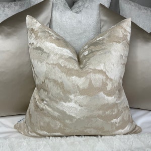 Copricuscino champagne, copricuscino oro, federa di lusso, copricuscino di design, biancheria da letto di lusso, tessuto NIMBUS per letto Ashley Wilde
