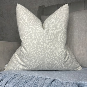 スカンジナビアスタイルのクッションカバー - グレーホワイトの抽象的なプリントの枕カバー、コットンクッションカバー、モダンな枕カバー、ジョンルイスEBBA生地