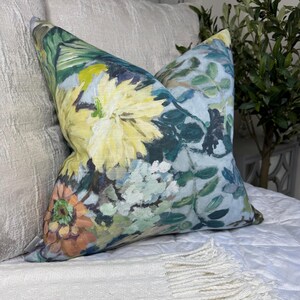 デザイナーギルド生地を使用した花柄スキャッタークッションカバー