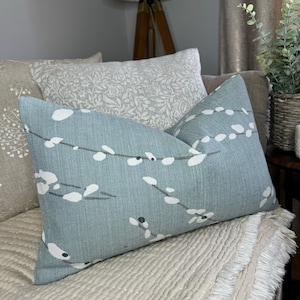 Funda de cojín decorativa, funda de almohada azul dispersa, almohada decorativa de sauce, almohada lumbar de 12" x 20", tela de diseñador ROMO Mikardo