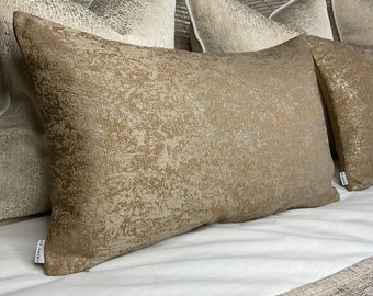 Housse de coussin dorée, housse de coussin rectangulaire texturée de luxe, housse de coussin, tissu de créateur scintillant en laiton doré - double face DIANA