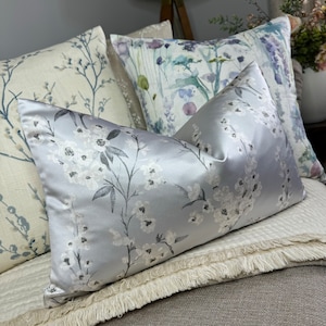 Floral Kissenbezug, Lendenkissen Bezug, Elegant - Designer Ashley Wilde Stoff, Blau - Grau - Silber, Satin Optik