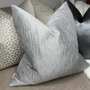Ashley Wilde Fabric, luxuriöser Kissenbezug, Silber / Grau - Strukturierter Designerstoff - Scatter Sofakissen
