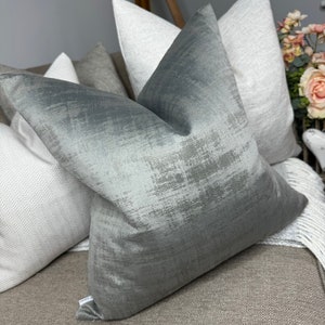 Housse de coussin texturée de style brossé, taie d&#39;oreiller décorative, gris - housse de coussin fumée, tissu clarke et alessia clarke