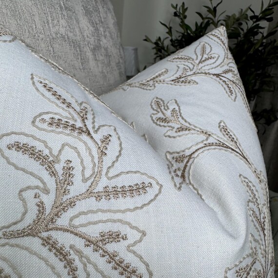ハンドメイド刺繍クッションカバー - ジョン・ルイスのアカンサス生地