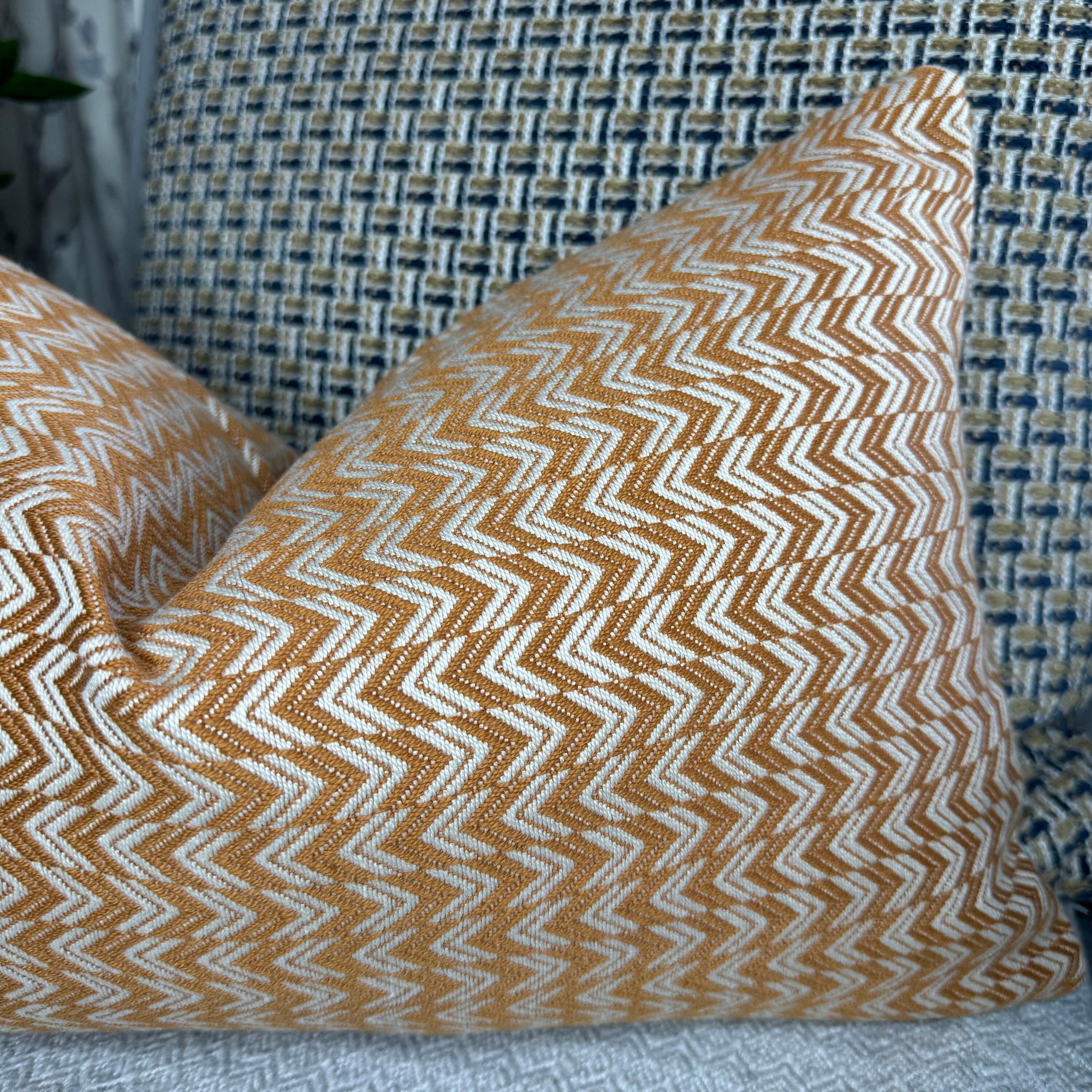 GUCCI 幾何学模様 クッションカバー　白　☆訳あり オレンジ - ホワイト クッションカバー 装飾枕 12インチ x 20インチ