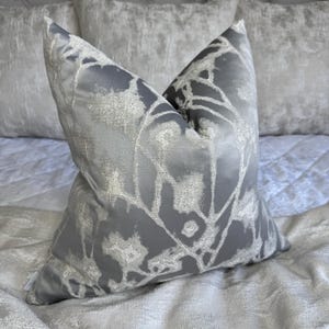 Luxuriöse Kissenhülle, Grau Silber Gold Blumenmuster Kissenbezug, Kissenbezug für Sofabett, Designer Ashley Wilde Stoff, Altamira