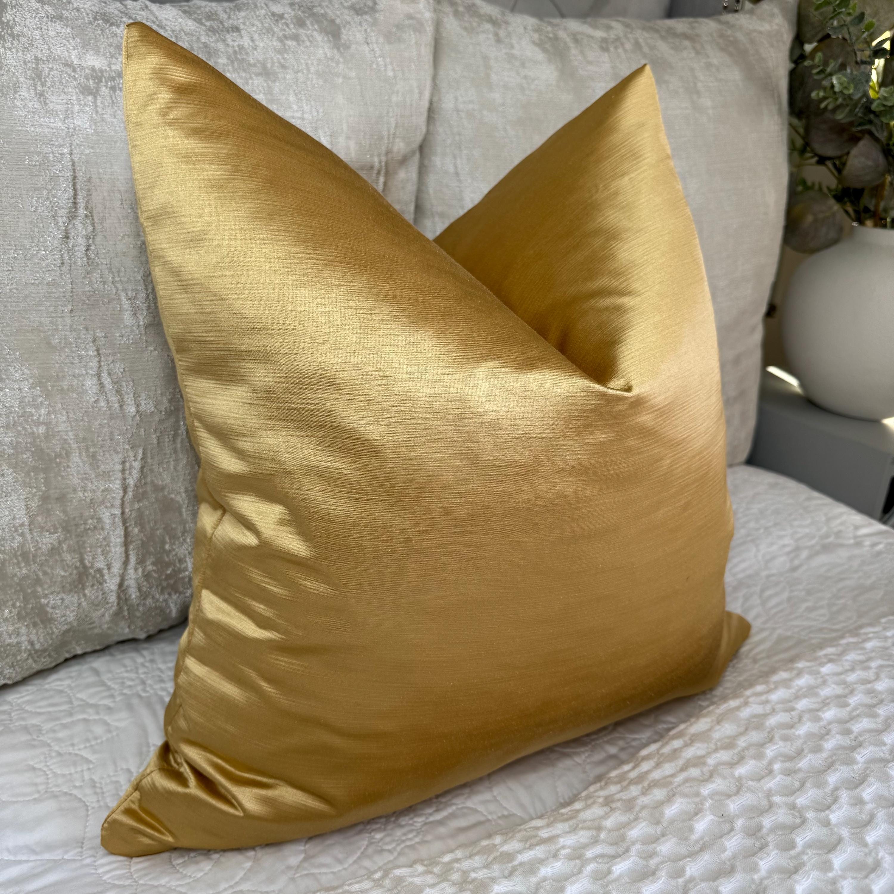 イエロー サテン クッションカバー サテン調の高級イエローゴールドクッションカバー、質感のあるサテンの