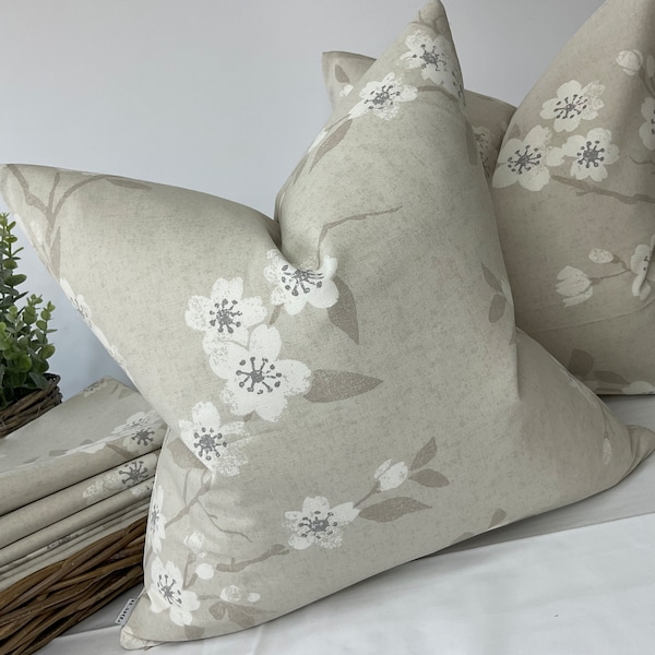 Beige - housse de coussin florale neutre pour la maison, coussin décoratif, tissu John Lewis fabriqué au Royaume-Uni, expédition dans le monde entier