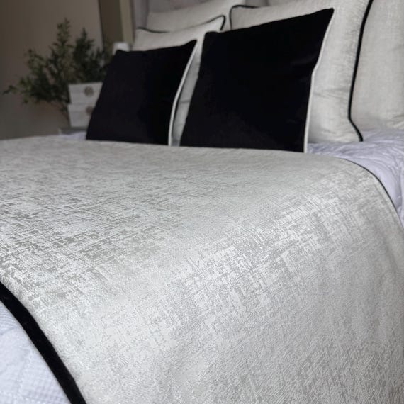 Elegant White Black Bed Runner / Luxury Monochrome Bed Scarf / Piped Bed Throw for Double, King & Super King / Modern Interior Design