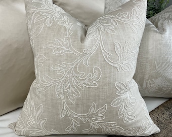 Housse de coussin brodée grège naturelle, coussin brodé, housse de jet - motif feuille / tissu John Lewis - maison de campagne