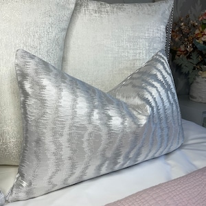 Designer Ashley Wilde Torrent Kissenbezug, Silber - Grauer Kissenbezug, Dekokissen - Luxuriöses Interieur - Weltweiter Versand