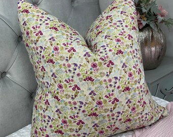 Kuddfodral med lantlig, prydnadsmotiv, storlek 40 x 40 cm. Kudde med flerfärgad blommig design. Designer: Art Off The Loom.