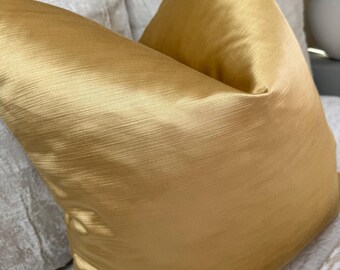 サテン調の高級イエローゴールドクッションカバー、質感のあるサテンの