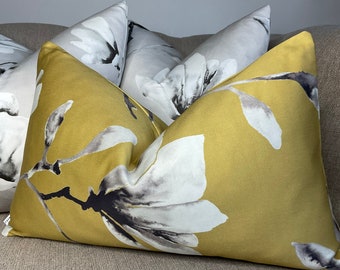 Housse de coussin floral magnolia, tissu Lotus by Harlequin, housse de coussin ocre, satin de coton, fait main au Royaume-Uni, décoration de canapé-lit