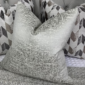 Dekorativer Kissenbezug Sofa - Bett - Größe 40x40 cm - doppelseitig - Kissenbezug mit Ashley Wilde Orion Stoff in Silbriggrau