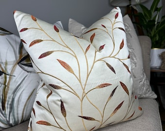 Housse de coussin brodée de feuilles, housse de coussin Ivoire rouge or, tissu Christine John Lewis & Partners, recto-verso, décoration de ferme