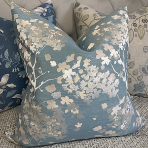 Darcey Entenei Kissenbezug, Blossom Floral Kissenbezug für Sofa - Bett, Entenei Blau Silber Blumenmuster, Designerstoff -Doppelseitig