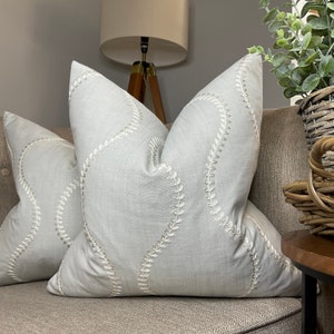Capa de almofada cinza, fronha bordada, fronha dupla face moderna John Lewis & Partners Chattis Fabric Contemporary