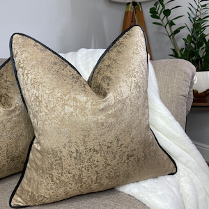 Luxe gouden kussenhoes zwarte satijnen bies Diana structuurstof messing glans op bestelling gemaakt Boutique Home Hotel Decor