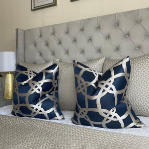 Copricuscino di lusso, copricuscino blu navy, cuscino decorativo, federa geometrica, tessuto Clarke & Clarke di design, spedizione in tutto il mondo Fascino