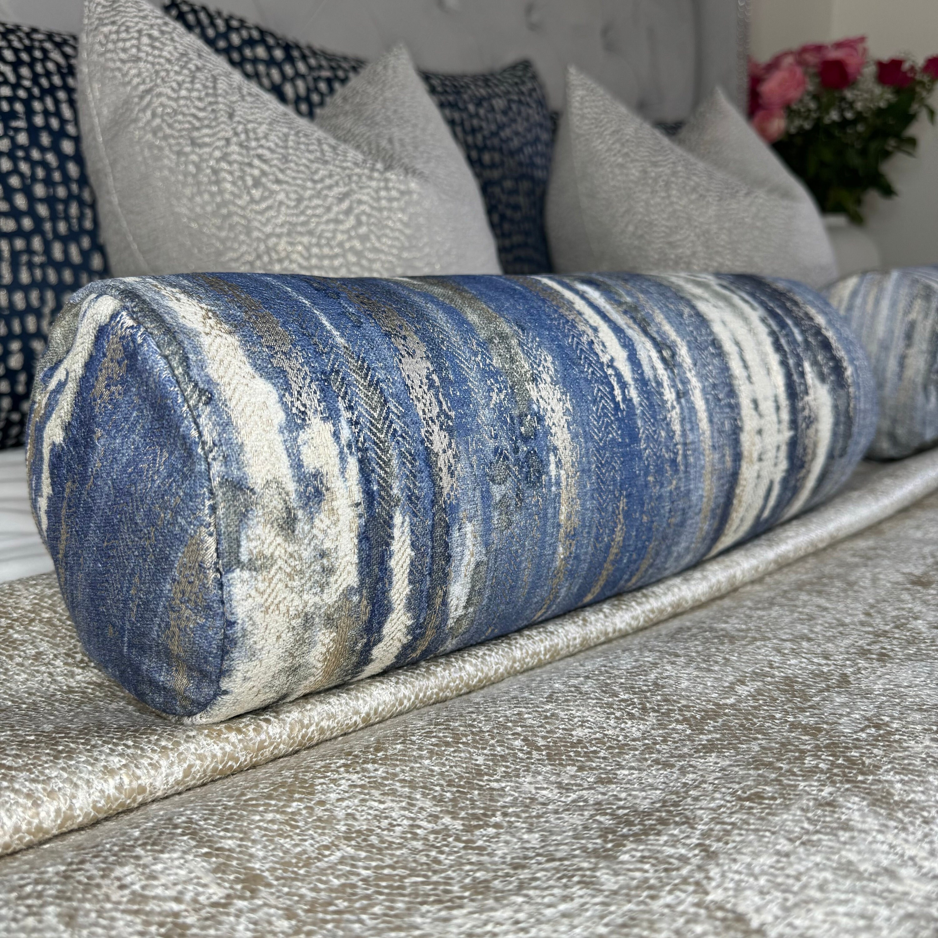 ブルークッション、装飾クッションボルスター 16インチ x  6インチ、羽毛クッション付き、ソファクッション、ベッドクッション、アクセントピロー、LATOURラグーンファブリック - Etsy 日本