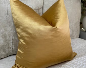 サテン調の高級イエローゴールドクッションカバー、質感のあるサテンの