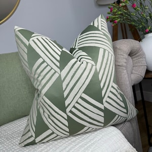 Tissu John Lewis Klo, housse de coussin vert avocat pour canapé ou chaise, housse de coussin parfaite pour le salon, taie d&#39;oreiller géométrique verte