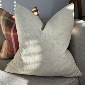 Kussenhoes van beige katoenmix, ideaal voor bank of stoel, perfect als kussensloop in de woonkamer voor dagelijks gebruik, compatibel met bruine banken.