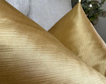 サテン調の高級イエローゴールドクッションカバー、質感のあるサテンの