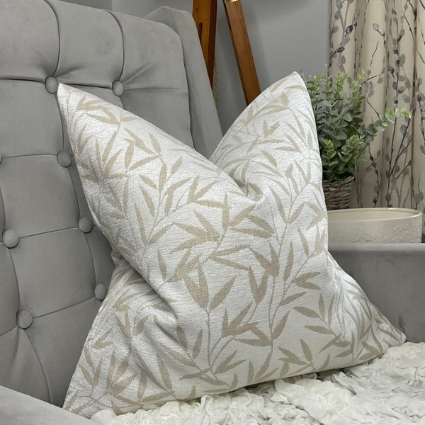 Housse de coussin design, taie d'oreiller beige crème naturel Leaves Trial - double face - taie d'oreiller décorative, fabriquée au Royaume-Uni