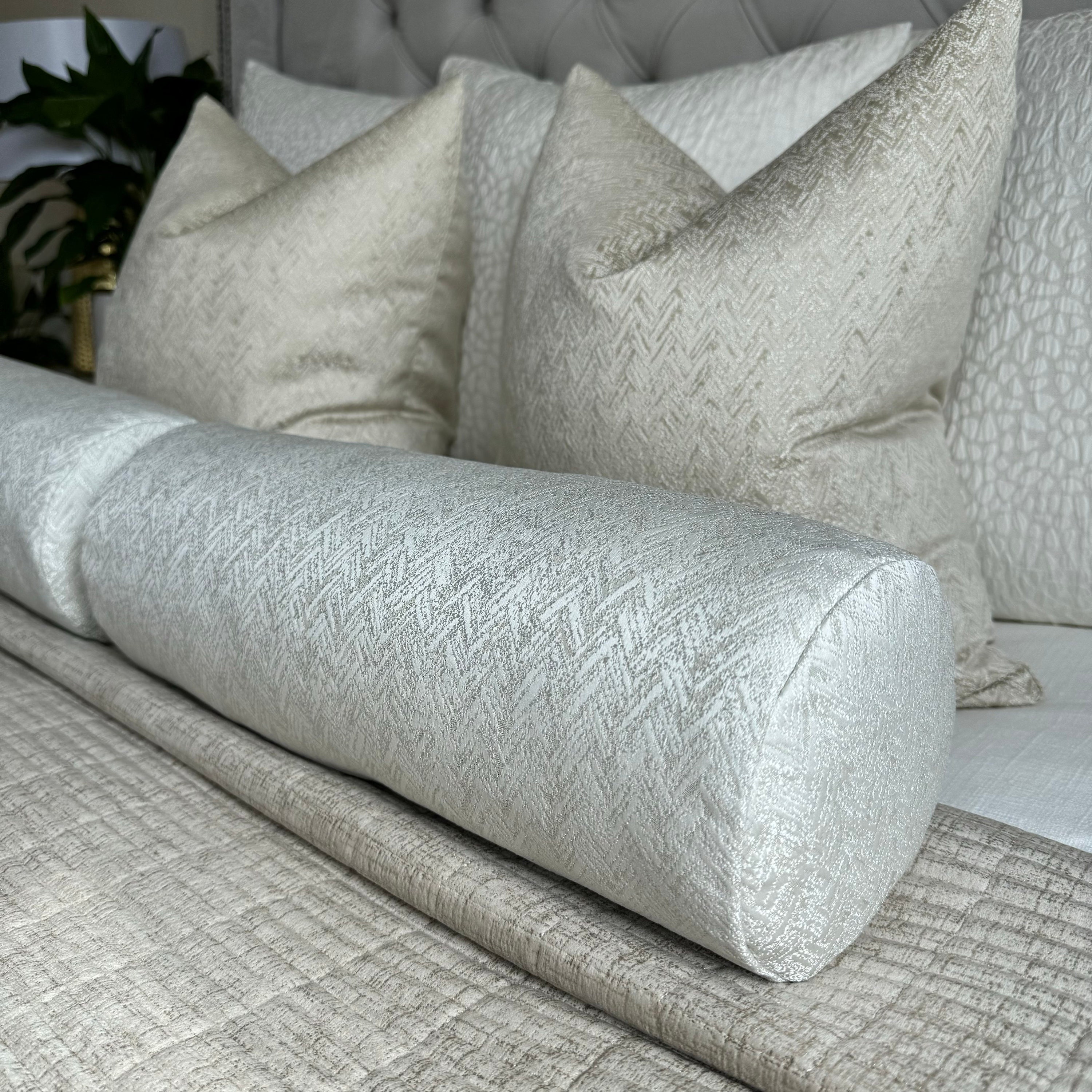 Sofa oder Bett Deko Kissen Nackenrolle 40 x 60 cm Luxus Fischgrät Design in elfenbein mit Goldschimmer, Designer Kissen BELLA