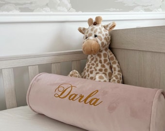 Personalisiertes individuelles Namenskissen gesticktes Nackenkissen 16 &quot;x 6&quot; Paspelierung Designer hochwertige rosa Samt handgefertigtes Baby Mädchen Schlafzimmer Geschenk
